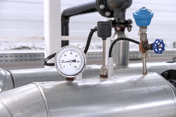 用于测量供水中水温的温度计 燃气锅炉设备 图库图片