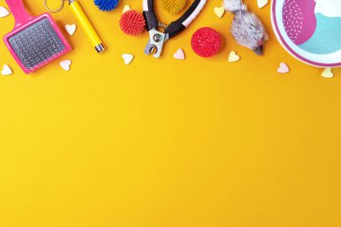 Aksesuarlar, oyuncaklar, kediler için kase sarı arka planda tasarım için yer var..