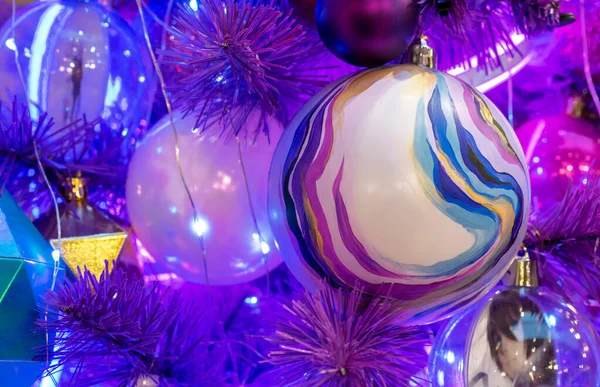 Kerstbal Met Veelkleurige Strepen Kerstboom Met Magenta Blauwe Achtergrondverlichting — Stockfoto