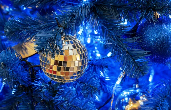 Kerstbal Disco Een Kerstboom Met Een Blauwe Slinger — Stockfoto