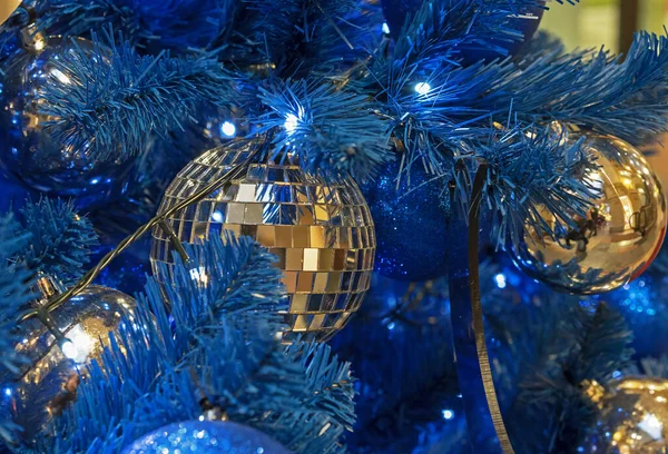 Kerstbal Disco Een Kerstboom Met Een Blauwe Slinger — Stockfoto