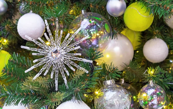 ガラスの雪の結晶とガーランドとクリスマスツリー上のクリスマスボール — ストック写真