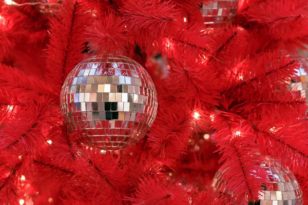 Karácsonyi Diszkógömb Egy Piros Karácsonyfán — Stock Fotó