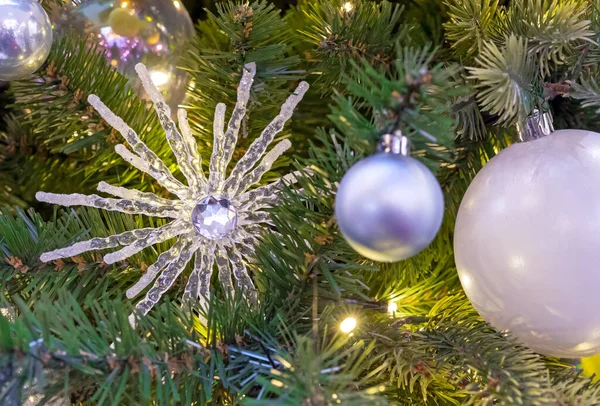 Glasschneeflocke Und Weihnachtskugeln Auf Einem Weihnachtsbaum Mit Kranz — Stockfoto