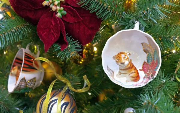 Noel Ağacında Bir Kaplan Yavrusuyla Porselen Bardak — Stok fotoğraf