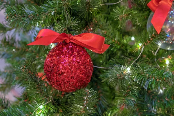 Bola Natal Com Brilhos Vermelhos Arco Árvore Natal — Fotografia de Stock