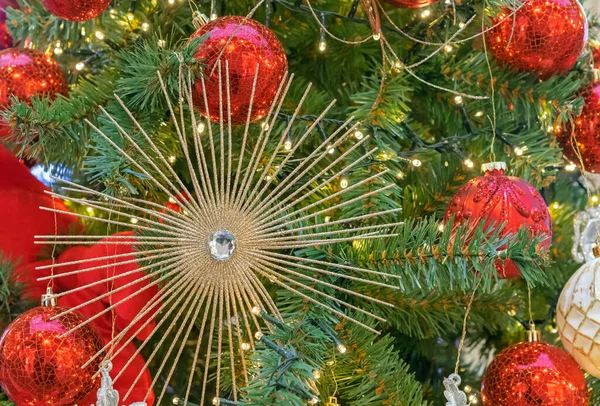 Goldfarbene Schneeflocke Mit Großen Strahlen Und Roten Weihnachtskugeln Auf Dem — Stockfoto