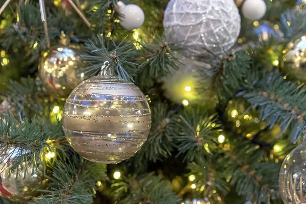 Transparante Kerstbal Met Strepen Glitters Van Gouden Kleur — Stockfoto