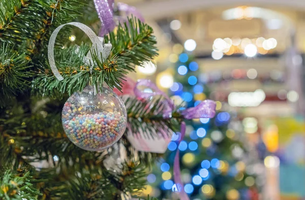 İçinde çok renkli küçük toplar olan şeffaf Noel balosu.