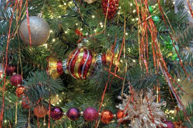 Noel ağacı üzerinde Noel ağacı şekeri, parıltılar, boncuklar ve bir çelenk.