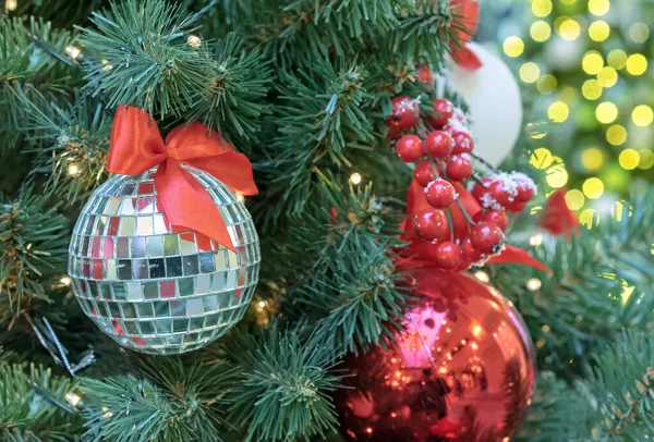 Julen Disco Boll Med Röd Rosett Julgranen — Stockfoto