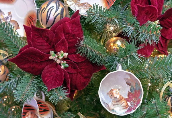 Kırmızı kadife noktalı çiçek ve 2022 'nin kaplan yavrusu sembollü porselen bardak..