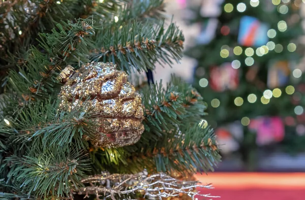 Tannenzapfen Mit Goldenem Glanz Weihnachtsspielzeug Weihnachtsbaum — Stockfoto