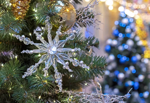 Glazen Sneeuwvlok Kerstballen Een Kerstboom Met Een Slinger — Stockfoto