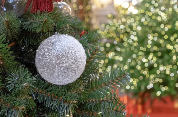 Bola Natal Coberta Neve Árvore Natal Bola Neve — Fotografia de Stock