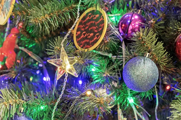 Gloeiende Kleine Sterretje Een Versierde Kerstboom — Stockfoto