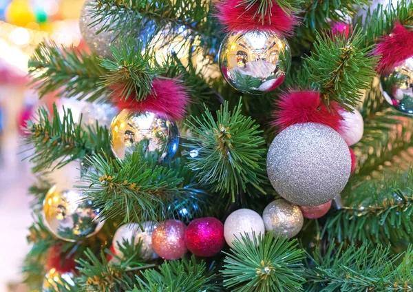 Árvore Natal Com Bolas Natal Prata Ouro Contas Coloridas — Fotografia de Stock