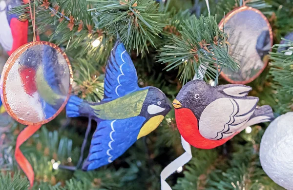 Noel Ağacında Renkli Kağıt Hamuru Kuşları — Stok fotoğraf