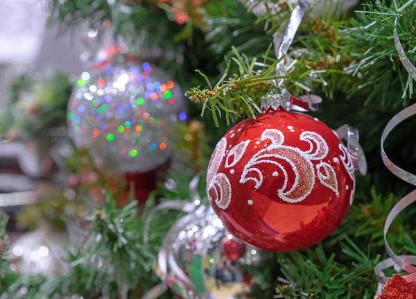 Rot Glänzende Weihnachtskugel Mit Winterschmuck — Stockfoto