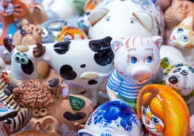 Hediyelik eşya dükkanında etkileyici gözleri olan bir domuz yavrusunun seramik biblosu..