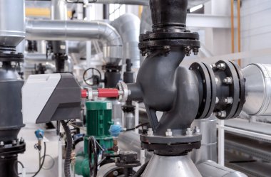 Gaz kazan dairesinde elektrikli vanası olan üç kanallı valf..