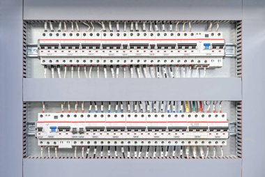 Farklı renk kabloları ve sensörleri olan elektrik santrali. Elektrik ekipmanları.