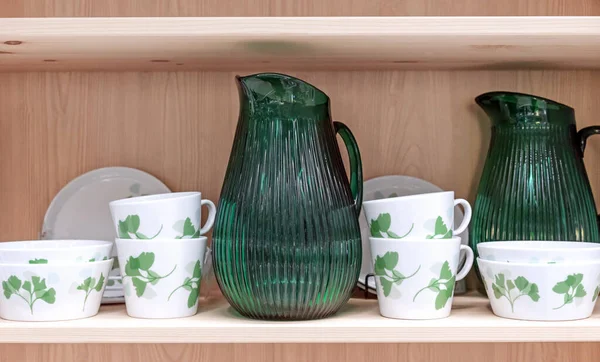 Зеленый Стеклянный Кувшин Керамические Чашки Зелеными Украшениями Полке Кухни — стоковое фото