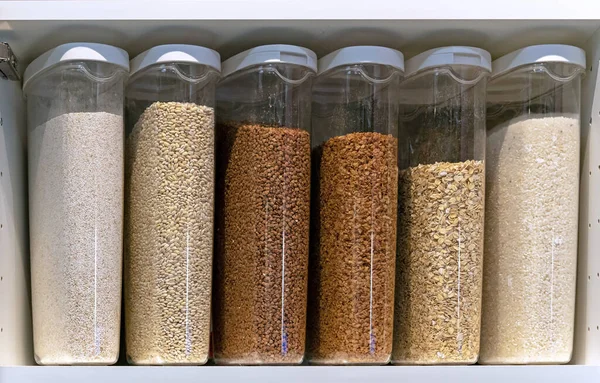 Envases Plástico Con Diversos Cereales Granos Concepto Almacenamiento Alimentos — Foto de Stock