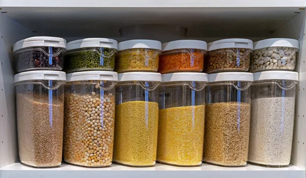 装有各种谷物和谷物的塑料容器 食物贮存概念 图库照片
