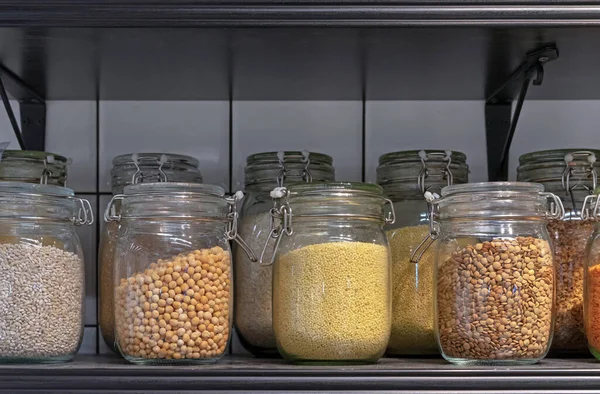 様々な穀物や穀物とガラス瓶 食料貯蔵概念 ロイヤリティフリーのストック写真