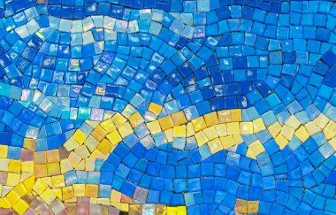 Mavi ve sarı kareli seramik mozaik fayanslar kaotik bir düzende sergileniyor..