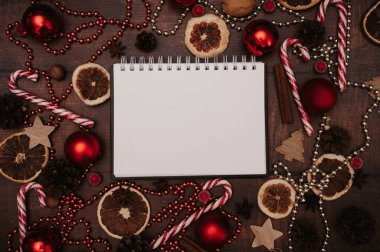 Noel çerçevesi, top, koni ve baharatlardan yapılmış Noel süslemeleri olan düz bir manzara. Yeni yılı kutlama konsepti..