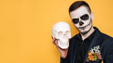 Cadılar Bayramı 'nda kostümlü kötü ruhlar içinde parlak bir geçmişi olan bir adamın stüdyo çekimi. Mal ve reklam için boş alan. Cadılar Bayramı 'nı kutluyor