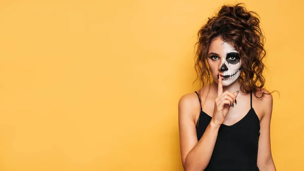 Estúdio tiro de uma menina em um traje de espíritos malignos em uma festa de fantasia de Halloween. Um lugar para o seu texto para produtos, publicidade. A arte do Halloween — Fotografia de Stock