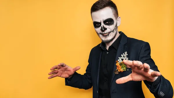 Estúdio tiro de um homem em um fundo brilhante em um traje de espíritos malignos em uma festa de fantasia de Halloween. Celebrando Halloween — Fotografia de Stock