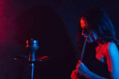 Nargile havası. Kız nargile içmekten hoşlanıyor, Sheesha. Metnin için yer