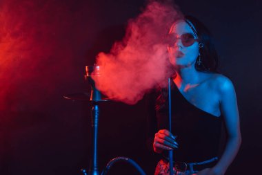 Nargile havası. Kız nargile içmekten hoşlanıyor, Sheesha..