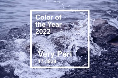 Pantone 'un 2022' deki rengi çok Peri. Manzara. Deniz ve sörf. Doğal arkaplan.