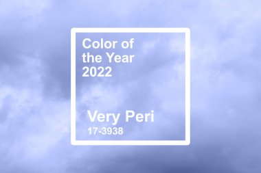 Pantone 'un 2022' deki rengi çok Peri. Doğal arka plan. Bulutlu mavi bir gökyüzünün fotoğrafı