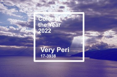 Pantone 'un 2022' deki rengi çok Peri. Gökyüzü-Deniz manzarası. Doğal arkaplan.