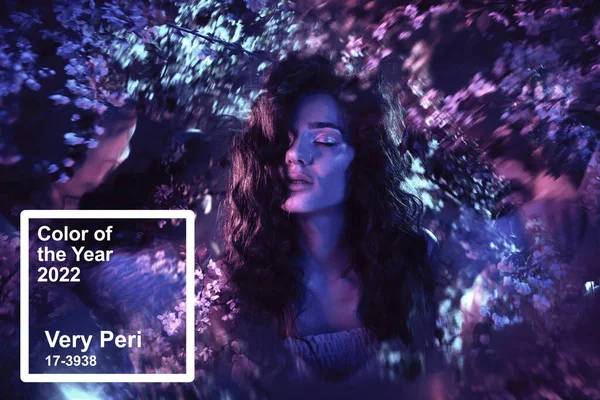 Pantone 'un 2022' deki rengi çok Peri. Çiçekli, neon renkli ve hayalperest bir kızın harika bir fotoğrafı..