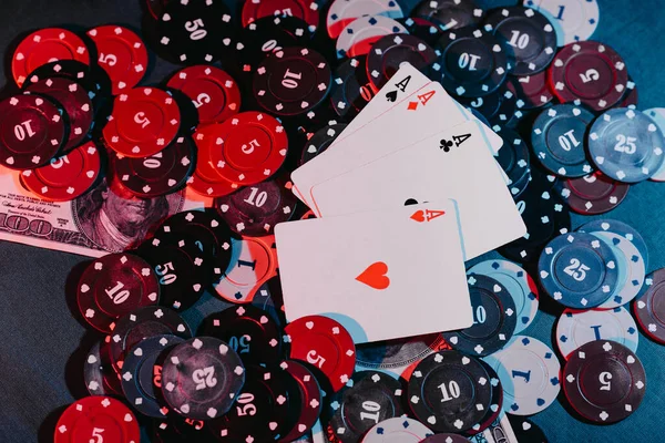 Pokerchips, Karten und Geld hautnah. der Blick von oben — Stockfoto