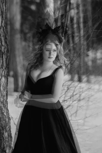 Un ritratto mistico in bianco e nero con un effetto glitch di una giovane ragazza a immagine di una strega oscura. Un'immagine per Halloween. — Foto Stock