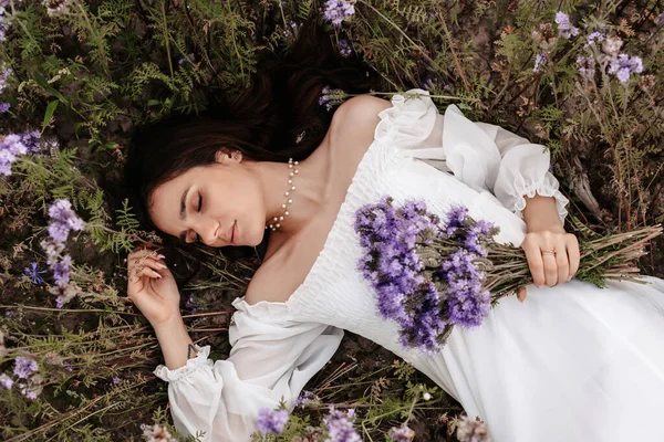 若い美しい少女は、プロヴァンスの開花した畑で目を閉じています。ロマンチックな雰囲気 — ストック写真