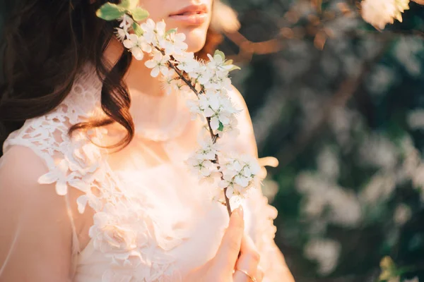 開花期の庭を背景に光のドレスを着た美しい少女。閉めて — ストック写真