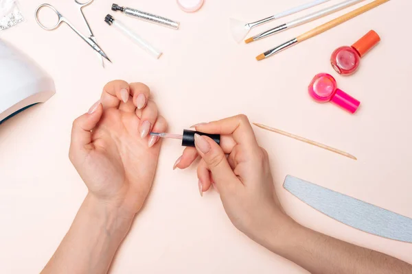 Manicure. Uma rapariga pinta as unhas. Mãos ao alto — Fotografia de Stock