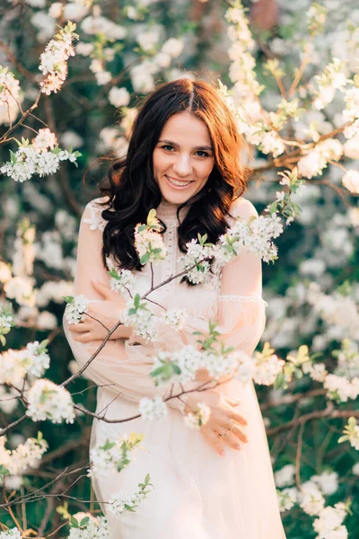 Un giardino fiorito con una bella ragazza in esso — Foto Stock