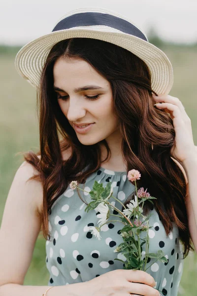 夏の緑の畑で藁帽子を被った少女の肖像画です — ストック写真