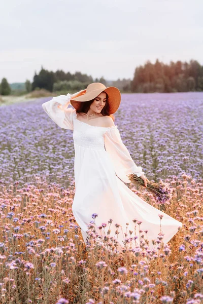 Provence blooming field. The girl enjoys life and gets pleasure — Stock Photo, Image