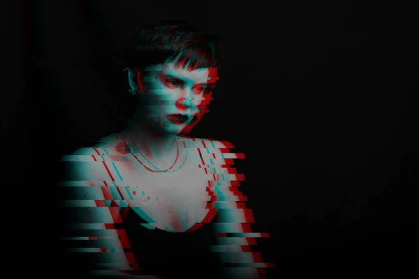 Mörkt porträtt av en sexig tjej på en mörk bakgrund närbild. buller läggs ovanpå fotot. Svart och vitt med glitch effekt — Stockfoto